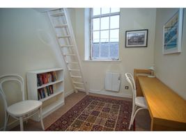 Bright, Spacious Old Town Flat for 6