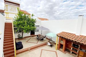 Charming 5-bed House in Granja