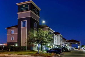 La Quinta Inn & Suites by Wyndham Laredo Airport